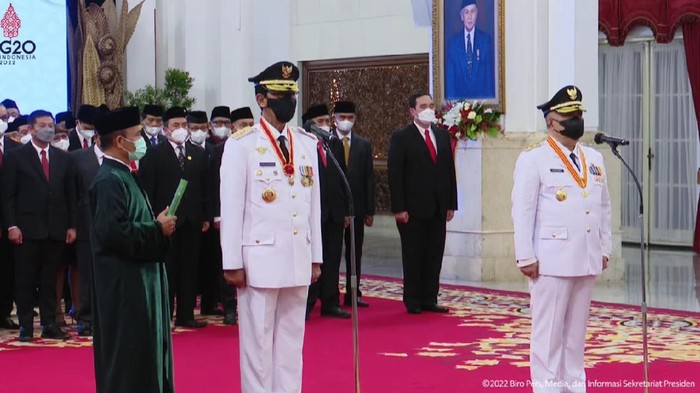 Jokowi lantik Sri Sultan Hamengku Buwono X dan KGPAA Paku Alam X sebagai Gubernur dan Wakil Gubernur DIY periode 2022-2027. (Tangkapan layar YouTube Setpres)