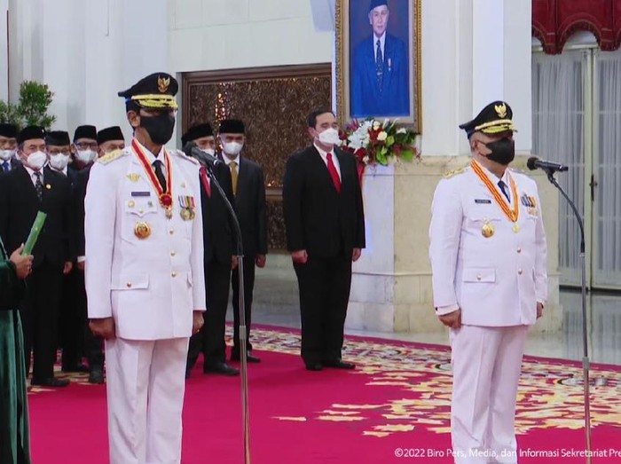 Jokowi lantik Sri Sultan Hamengku Buwono X dan KGPAA Paku Alam X sebagai Gubernur dan Wakil Gubernur DIY periode 2022-2027. (Tangkapan layar YouTube Setpres)