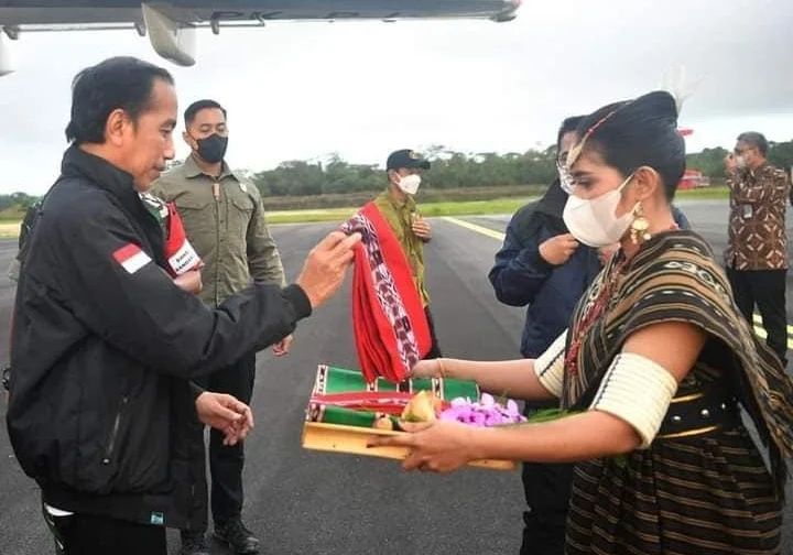 Jokowi mengenakan kain khas Tanimbar