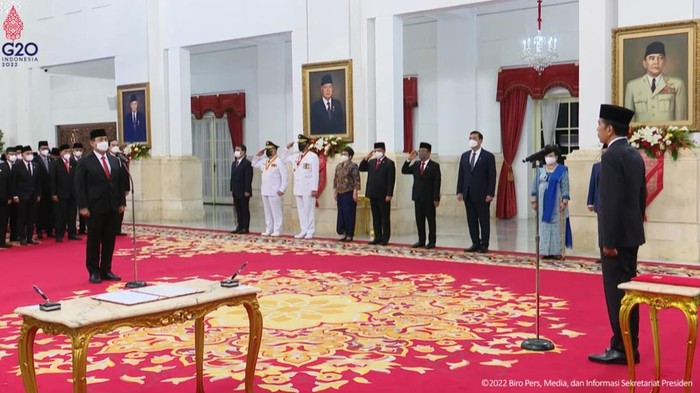 Jokowi resmi lantik Hendrar Prihadi jadi Kepala LKPP. (Tangkapan layar YouTube Setpres)