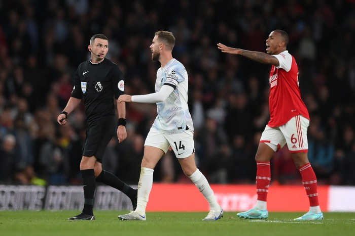 LONDON, ENGLAND - OCTOBER 09: Jordan Henderson of Liverpool speaks to Referee Michael Oliver during the Premier League match between Arsenal FC and Liverpool FC at Emirates Stadium on October 09, 2022 in London, England. (Photo by Shaun Botterill/Getty Images)