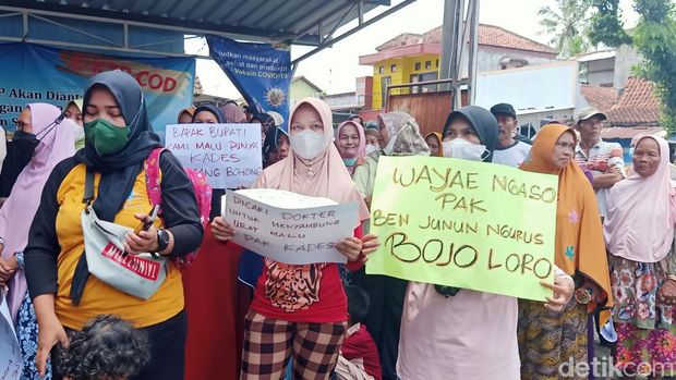 Aksi warga di depan balai desa Lengkong, Banjarnegara