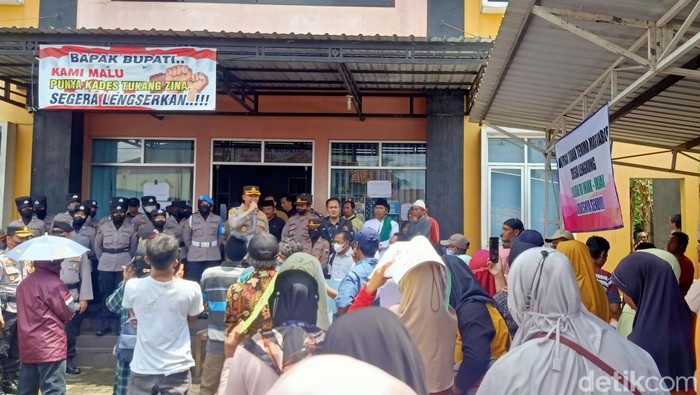 Desakan agar Kepala Desa Lengkong, Kecamatan Rakit, Banjarnegara Yayah Widiantoro mundur terus dilakukan warga.