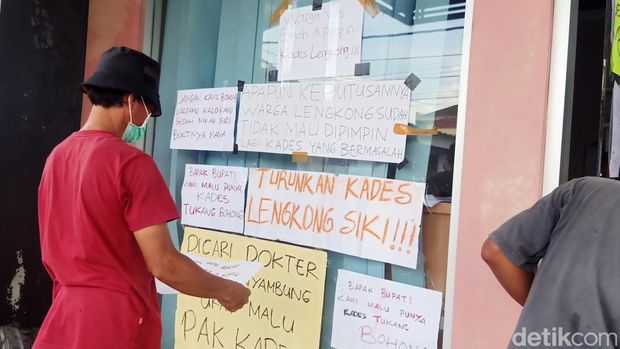Aksi warga di depan balai desa Lengkong, Banjarnegara.