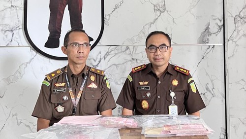 Kajari Karangasem Endang Tirtana bersama Kasi Pidsus sekaligus penyidik Matheus Matulessy saat menunjukan uang yang berhasil disita terkait dugaan korupsi Bumdes Desa Kerta Buana.