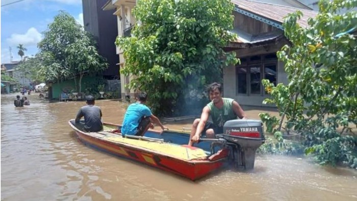 Banjir menerjang tujuh desa di Kabupaten Ketapang, Kalimantan Barat (Kalbar) akibat curah hujan yang tinggi beberapa hari terakhir.