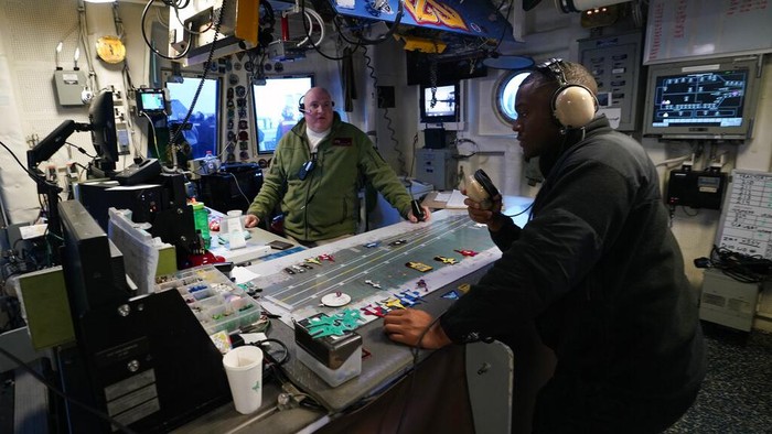 Kapal Induk Terbesar dan Tercanggih AS Akhirnya Unjuk Gigi Petugas kontrol udara bekerja di ruang kontrol kapal induk bertenaga nuklir USS Gerald R. Ford di lepas pantai Virginia, Rabu (5/10/2022). Usai dirancang lebih dari 40 tahun, kapal induk ini mulai diproduksi pada November 2009 dan dirilis ke publik pada 2017 oleh mantan Presiden Donald Trump.