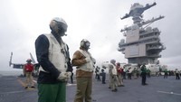 Awak kapal bersiap di atas kapal induk USS Gerald R. Ford di lepas pantai Virginia, Rabu (5/10/2022). USS Gerald R Ford adalah kapal induk kelas Ford pertama milik AS. Kapal ini memiliki teknologi baru yang canggih, memiliki hampir tiga kali lipat daya listrik dibandingkan dengan kapal induk kelas Nimitz, serta memiliki dua radar yang lebih canggih.  