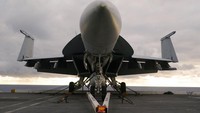 Pesawat F/A-18 E diikat di dek kapal induk USS Gerald R. Ford di lepas pantai Virginia, Rabu (5/10/2022). Pejabat Angkatan Laut AS mengatakan USS Gerald R Ford dan satuan kapal induk tempur bakal berlatih di wilayah armada ke-2 dan ke-6 di Samudra Atlantik dan Laut Mediterania.  
