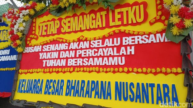 Karangan bunga Bharada E di PN Jaksel