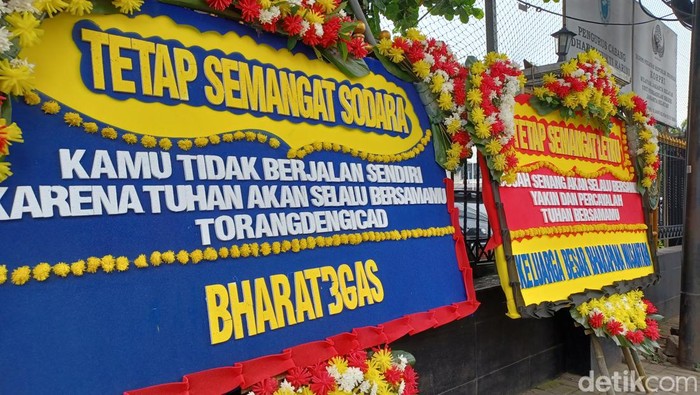 Karangan bunga Bharada E di PN Jaksel