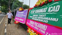 Salah satunya bertuliskan Anakku Icad Sayang Doa Emak-emak selalu bersamamu dari Emak-emak Indonesia. Kemudian ada dari keluarga besar Bharapana Nusantara yang menuliskan tetap semangat letku, susah senang akan selalu bersama yakin dan percayalah Tuhan bersamamu.