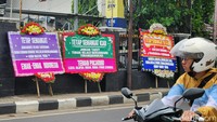 Ada pula karangan bunga dari teman pacar Bharada E, yang pesan karangan bunganya berbunyi, Tetap Semangat Icad Jangan Takut Tuhan Selalu Bersamamu Torang Deng Icad. Dari teman pacarmu Liza Alifia Risa Irna Fani Zahra.