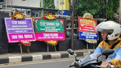 Karangan Bunga Dukungan untuk Bharada E Penuhi Trotoar PN Jaksel
