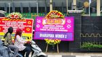 Karangan Bunga Dukungan untuk Bharada E Penuhi Trotoar PN Jaksel