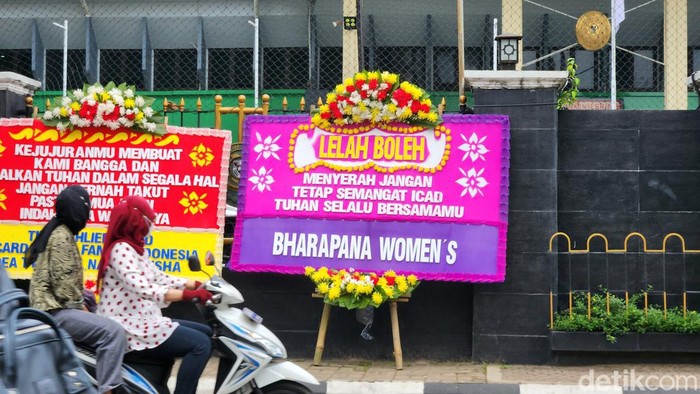 Sejumlah karangan bunga menyemangati Bharada E berjejer di depan PN Jaksel, Senin, 10/10/2022.