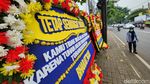 Karangan Bunga Dukungan untuk Bharada E Penuhi Trotoar PN Jaksel