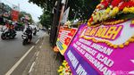 Karangan Bunga Dukungan untuk Bharada E Penuhi Trotoar PN Jaksel