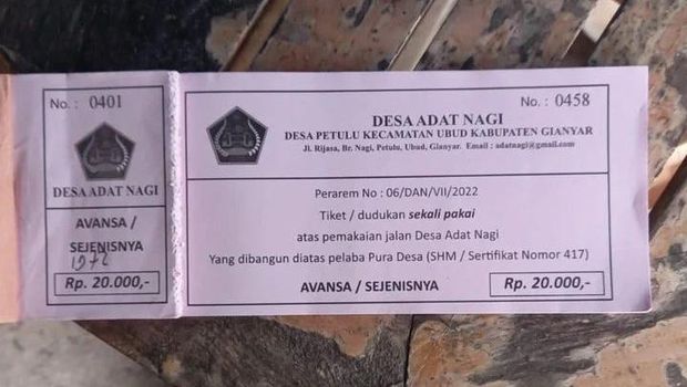 Karcis untuk pengendara yang lewat Jalan Desa Adat Nagi.