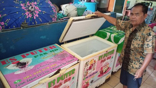 Katimo atau lebih dikenal dengan sapaan Pak Mo, penjual es puter legend di Tabanan. (chairul amri simabur/detikBali)