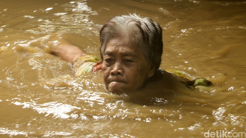 Banjir meredam Kebon Pala, Jakarta, Senin (10/10/2022). Ketinggian beragam mulai dari 60 hingga 100 centimeter.