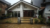 Sebagian warga mengosongkan rumahnya untuk mengungsi.