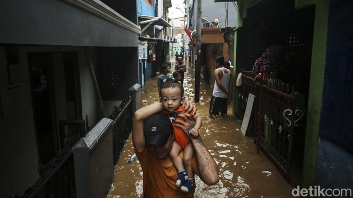 Kebon Pala Banjir Setinggi Dada Banjir meredam Kebon Pala, Jakarta, Senin (10/10/2022). Ketinggian beragam mulai dari 60 hingga 100 centimeter.