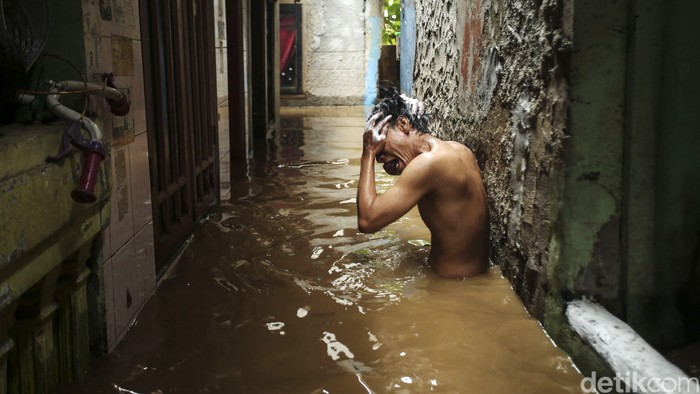 Banjir meredam Kebon Pala, Jakarta, Senin (10/10/2022). Ketinggian beragam mulai dari 60 hingga 100 centimeter.