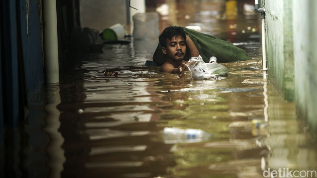 Banjir meredam Kebon Pala, Jakarta, Senin (10/10/2022). Ketinggian beragam mulai dari 60 hingga 100 centimeter.