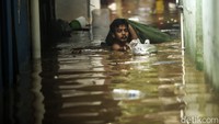 Ketinggian banjir di Kebon Pala bervariasi, salah satu titik mencapai dada orang dewasa.