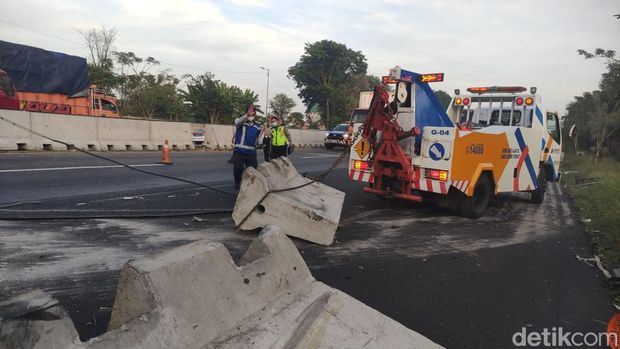 Kecelakaan bus pariwisata tol Porong