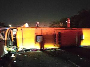 Tragisnya Kecelakaan Bus Pariwisata di Tol Porong Tewaskan 3 Penumpang