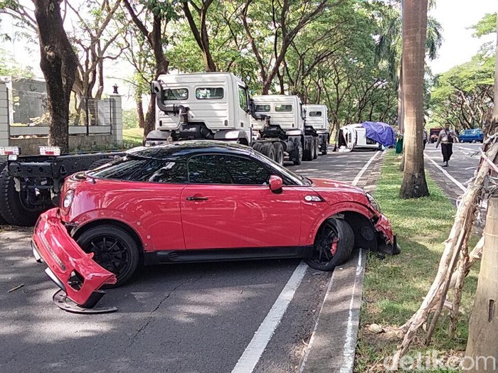 Kecelakaan Mini Cooper dengan Honda CRV di Citraland Surabaya