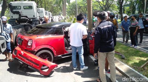 Kecelakaan Mini Cooper dengan Honda CRV di Citraland Surabaya