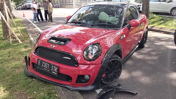 kecelakaan mini cooper di citraland