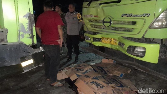 Kecelakaan truk tewaskan dua orang di Kampar, Riau.