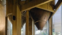 Setelah bertahun-tahun mengalami dekonstruksi parsial, timnya melanjutkan untuk memberikan interior sebagai ruang hidup modern.