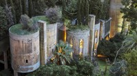 Pada tahun 1973, arsitek Spanyol Ricardo Bofill membeli pabrik semen era WWI dekat Barcelona.