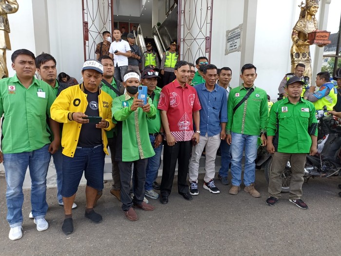 Ketua DPRD Jambi saat temui buruh saat unjuk rasa