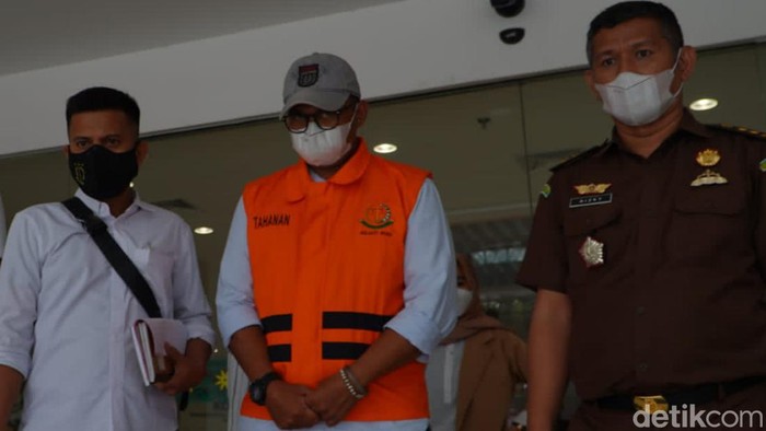 Ketua KONI Kampar, Surya Darmawan ditahan Kejati Riau.