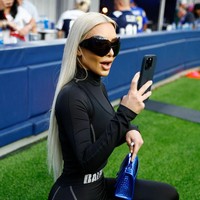 Kim Kardashian memilih tampilan yang beda dari kebanyakan orang saat menonton pertandingan football. Jika biasanya pilihan busana orang pada umumnya adalah sporty atau casual, Kim mengenakan catsuit. Foto: Getty Images