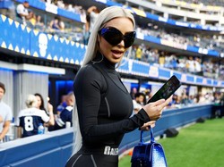 Foto: Gaya Kim Kardashian Nonton Football Pakai Catsuit, Disoraki Penonton