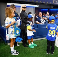Kim Kardashian menemani anaknya Saint yang berusia enam tahun nonton pertandingan football antara Los Angeles Rams vs Dalls Cowboys di SoFi Stadium, California, Amerika Serikat, Minggu (9/10/2022). Foto: Getty Images