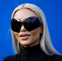 Seperti dikutip dari Radar Online, Kim Kardashian disoraki penonton saat wajahnya muncul di layar raksasa stadion, di sela-sela masa pertandingan memasuki waktu istirahat. Kim sendiri tampak cuek karena dia tetap memberikan ciuman ke kamera. Foto: Getty Images