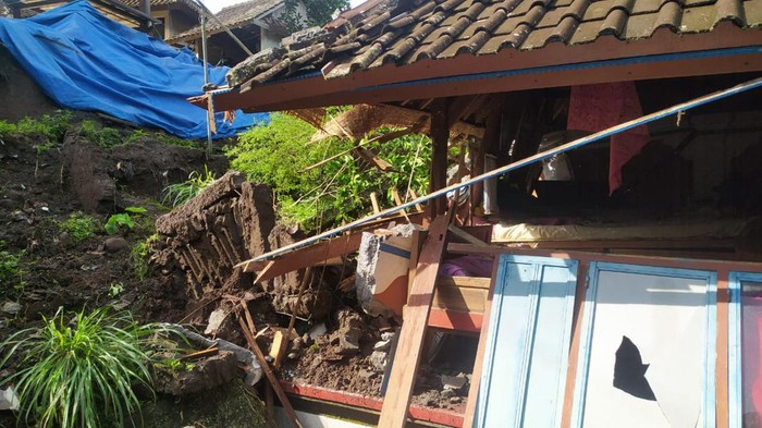 Kondisi bangunan rumah milik I Made Mertayasa, warga Banjar Kemetug, Desa Gunung Salak, Selemadeg Timur yang rusak akibat tertimpa senderan longsor pada Minggu (9/10/2022) malam.