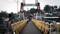Warga melintas di atas Bendung Katulampa.