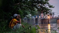Ada juga warga yang memancing ikan.