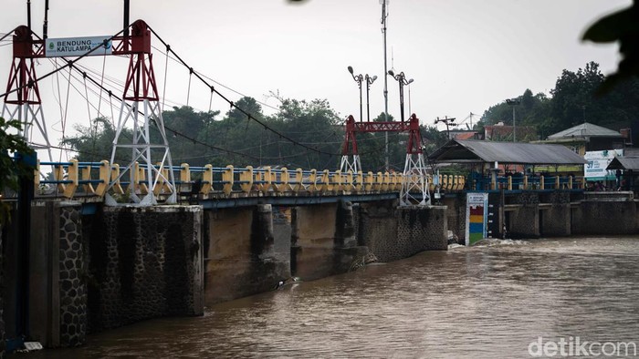 Kondisi Bendungan Katulampa Bogor Pukul 17.00 WIB Ketinggian air di Bendungan Katulampa Bogor sempat menyentuh angka 220 sentimeter pada pagi hari. Sore tadi pukul 17.00 WIB, ketinggian air kembali normal.