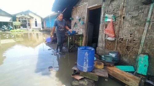 Kondisi dan aktifitas salah satu warga Banjar Munduk, Desa Pengambengan, Negara Jembrana Bali yang kesulitan air bersih untuk masak dan minum, Senin (10/10/2022)