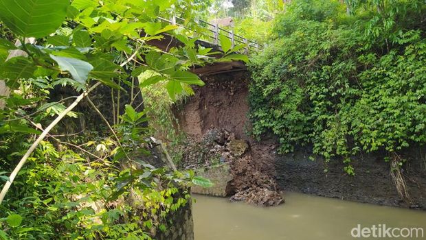 Kondisi fondasi Jembatan Semawang yang menghubungkan Desa Bandongan dan Gandusari, Kabupaten Magelang, longsor, Senin (10/10/2022).